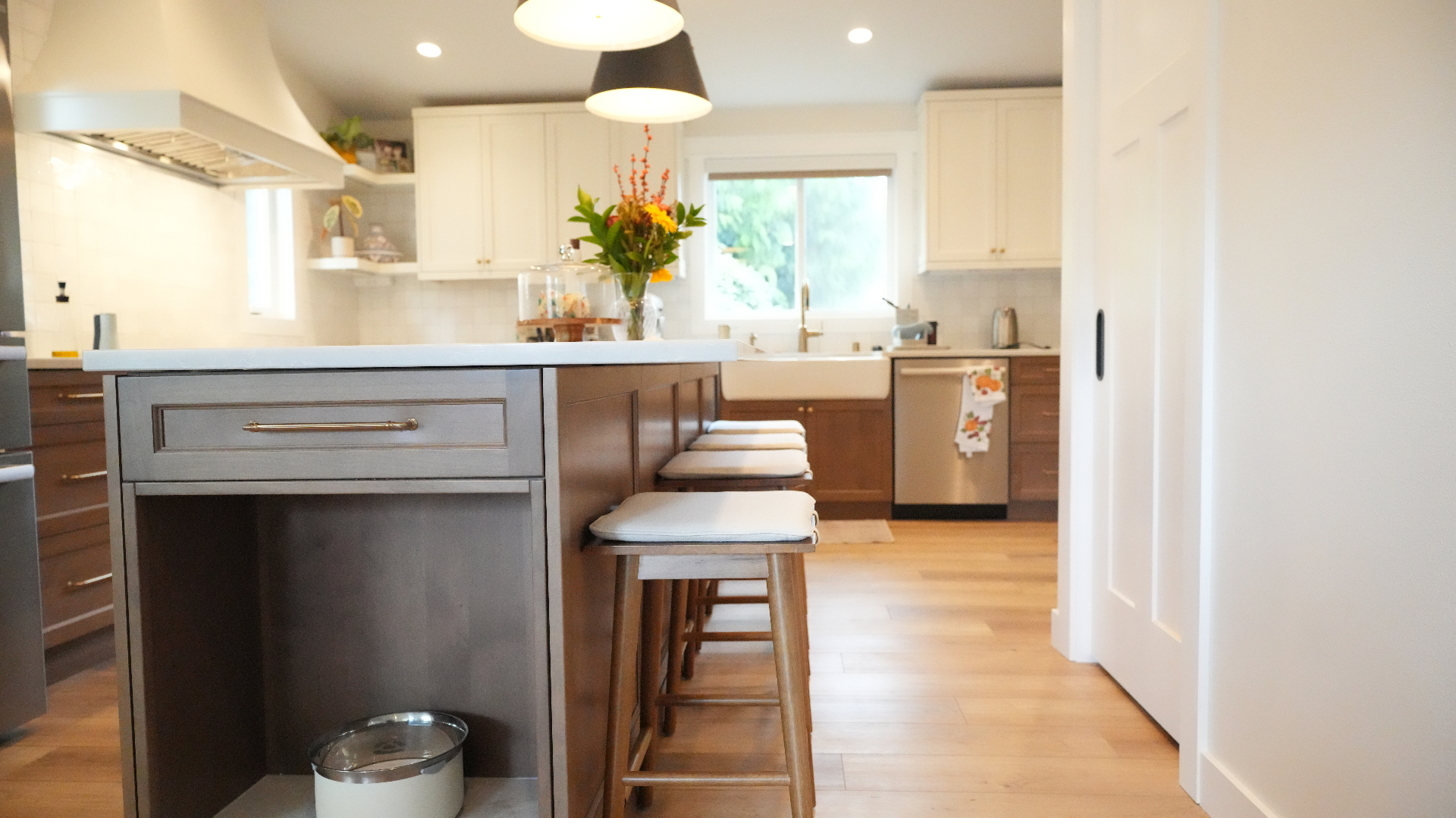 Two-tone island with seating and brushed gold pulls